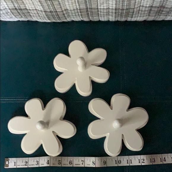 Flower shaped wall pegs - Picture 2 of 5